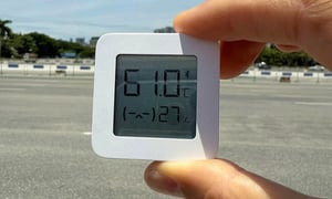 Nắng nóng ngoài trời hơn 60°C, người lao động quay cuồng mưu sinh