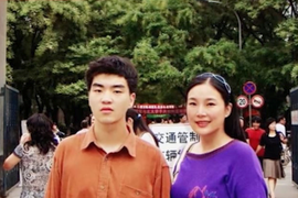 Chàng trai bị bố bỏ mặc giành được bằng thạc sĩ luật Harvard nhờ tình yêu của mẹ