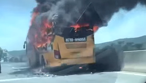 Xe khách bốc cháy dữ dội trên cao tốc Mai Sơn- Cao Bồ