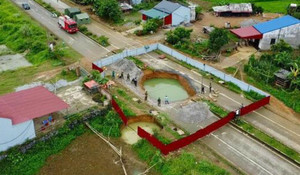 Xe máy rơi xuống 'hố tử thần': Nước dâng trở lại, 1 tuần chưa tìm thấy nạn nhân