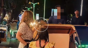 Người lái xích lô xin lỗi du khách nước ngoài sau hành động 'giật tiền'