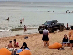 Khởi tố tài xế xe bán tải phóng ào ào, bóp còi inh ỏi trên bãi biển Tuy Hòa