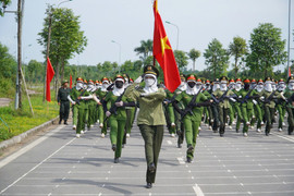 'Bóng hồng' công an tập luyện dưới nắng gắt chuẩn bị cho lễ duyệt binh 2/9