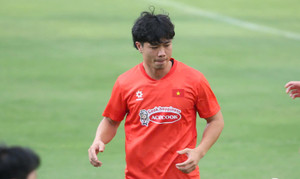 HLV Kim Sang-sik gọi gấp cầu thủ Hạng Nhất thay Công Phượng