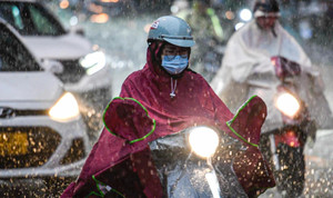 Hà Nội đón ‘cơn mưa vàng’ sau những ngày nắng nóng