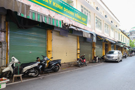 Nhiều gian hàng 'hái ra tiền' trên phố cổ Hà Nội đồng loạt đóng cửa