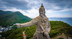 Tượng Trần Hưng Đạo ở Quy Nhơn: Bí ẩn linh thiêng trên đỉnh núi giữa lòng biển