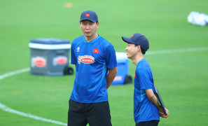 HLV Kim Sang-sik tiếc Công Phượng, khen ngôi sao Việt kiều