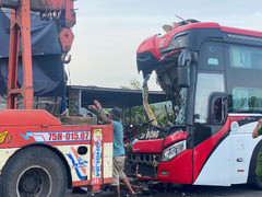 Ô tô khách va chạm xe tải, 6 người thương vong