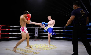 Nhà vô địch Nga cao 1m99 tung liên hoàn cước vẫn bại trận tại Trung Quốc