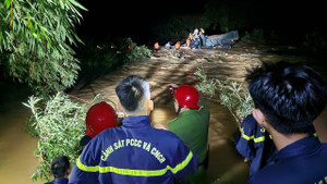 Công an xuyên đêm cứu hộ 4 người dân mắc kẹt trong dòng lũ ở Huế