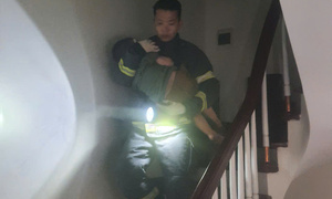 Cháy nhà trong đêm, cảnh sát giải cứu 5 trẻ thoát ra ngoài