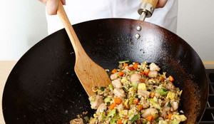 6 mẹo rang cơm ngon do các đầu bếp chia sẻ