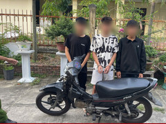 Thiếu niên cầm dao xông vào quán ăn, chém bạn trọng thương