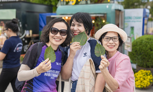Độc, lạ phiên chợ trên núi Bà Đen, khách tấp nập mua hàng bằng lá bồ đề