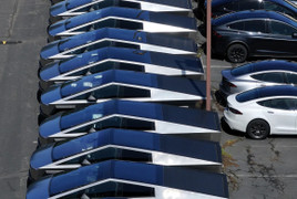 Elon Musk 'khẩu chiến' với ông Trump, Tesla khó bán xe