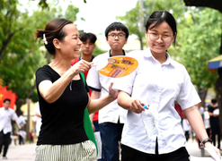 Giáo viên: 'Đề Văn quá dễ, độ phân hoá thấp khiến cuộc đua lớp 10 càng gắt gao'