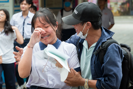 Thí sinh khóc như mưa vì đề Toán khó, thầy cô nói 'nhiều điểm 10 hơn năm ngoái'