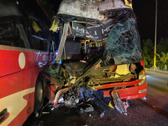 3 xe khách tông liên hoàn trong đêm, nhiều người bị thương