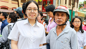 Ông ngoại 71 tuổi chờ ở điểm trường từ 5h để động viên cháu thi vào lớp 10