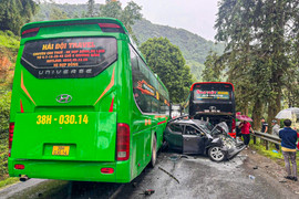 Ô tô con biến dạng sau tai nạn liên hoàn ở Lào Cai, dòng xe ùn tắc kéo dài