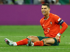 Ronaldo nén đau giành cúp ở tuổi 40: Vì Bồ Đào Nha, gãy chân cũng chịu