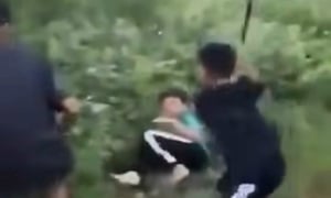 Nam sinh Bình Định bị đánh dã man dù quỳ gối xin tha: Lời khai của nhóm đánh bạn