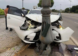 Ô tô lao lên vỉa hè đâm vào cột đèn, 3 người trọng thương