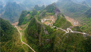 Ngôi làng đặc biệt ở Trung Quốc, lối vào độc đạo xuyên qua lòng núi