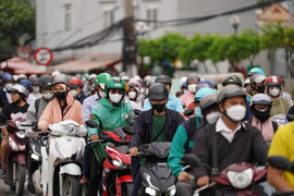 Cấm xe máy vào đường dẫn cao tốc TP.HCM - Long Thành, giao thông ùn tắc