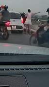 Phẫn nộ nữ tài xế dừng ô tô giữa cầu ném rác xuống sông 