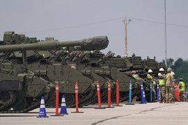 Mỹ diễu hành cuối tuần này: 3.500 tấn khí tài, 30 km rào chắn