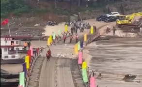 Cắt khẩn cấp cầu phao Phong Châu do nước sông Hồng dâng cao, chảy xiết