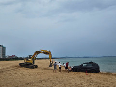 Lại thêm một chủ xe ô tô chơi ngông chạy xuống bãi biển tại Phú Yên