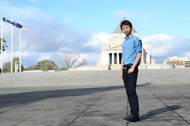 Tay trắng sau 7 năm du học Úc, chàng trai TP.HCM về làm shipper