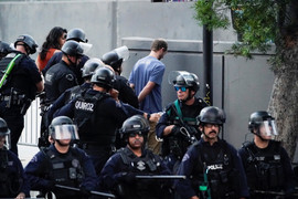 Los Angeles giới nghiêm ngày thứ hai, gần 400 người bị bắt