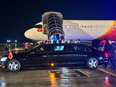 Tổng thống Litva đến Hà Nội trên chuyên cơ Vietjet