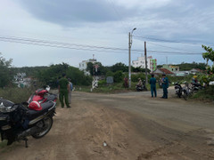 Cố băng qua đường sắt khi gác chắn hạ, 2 vợ chồng ở Phú Yên tử vong