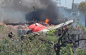 Hiện trường vụ máy bay chở 242 người rơi ở Ấn Độ