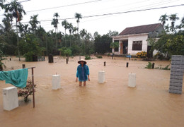 Mưa lớn gây ngập sâu, cả thôn ở Quảng Nam bị cô lập