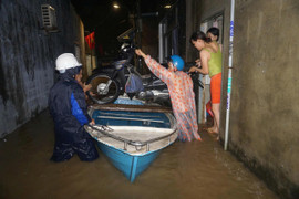 Nhiều khu dân cư ngập sâu do mưa lớn, người Đà Nẵng trắng đêm sơ tán