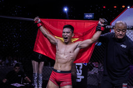 'Thần võ' học trò Nguyễn Trần Duy Nhất tỷ thí chuyên gia khóa siết Trung Quốc