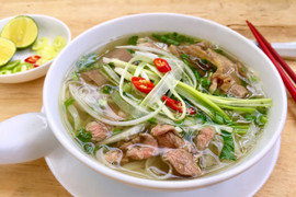 Bún, phở, bánh mỳ đồng loạt tăng giá: Chủ quán 'đổ tội' do thuế