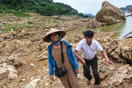 Cảnh sống xáo trộn khi mực nước hồ Hòa Bình tụt 40m