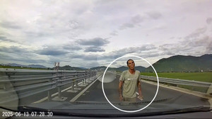 Người đàn ông xăm trổ cầm đá, chặn đầu ô tô trên cao tốc Vân Phong – Nha Trang