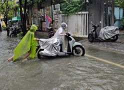 Lũ lên nhanh, nhiều vùng từ Huế đến Quảng Bình ngập trong nước