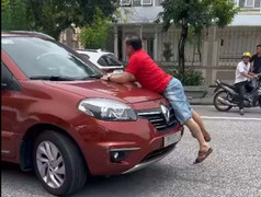 Người đàn ông bám nắp capo sau va chạm xe, tài xế vẫn rú ga bỏ chạy