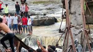 Sập cầu ở Ấn Độ: Ít nhất 6 người thiệt mạng, nhiều người bị cuốn trôi