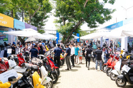 Nhiều khách hàng đặt cọc xe máy điện tại sự kiện 'Đổi xăng lấy điện'