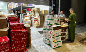 Công an Hà Nội phát hiện số lượng lớn bánh kẹo không rõ nguồn gốc ở La Phù